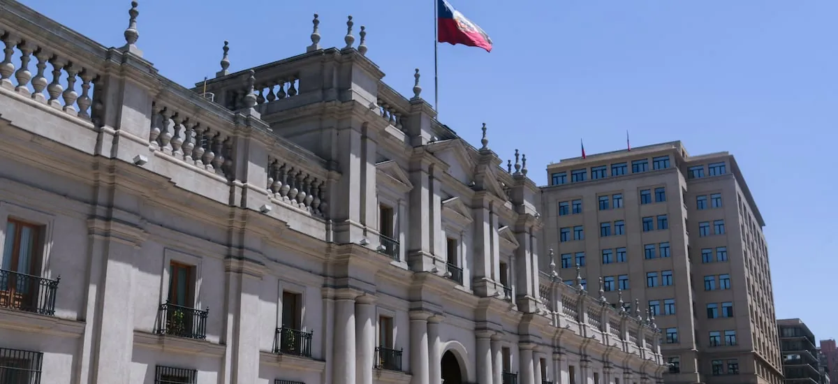 Fitch Ratings mantiene la calificación de riesgo de Chile y ve que deuda pública terminará este año bajo 43% del PIB
