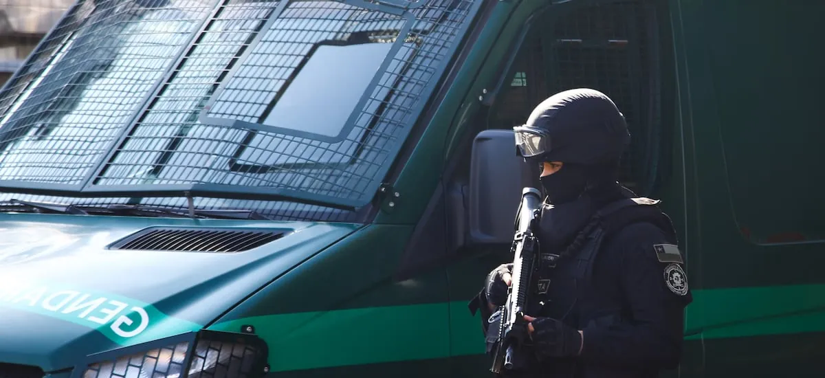 Gendarmería frustra intento de liberación de tres reos que eran trasladados en bus a la cárcel de Puente Alto