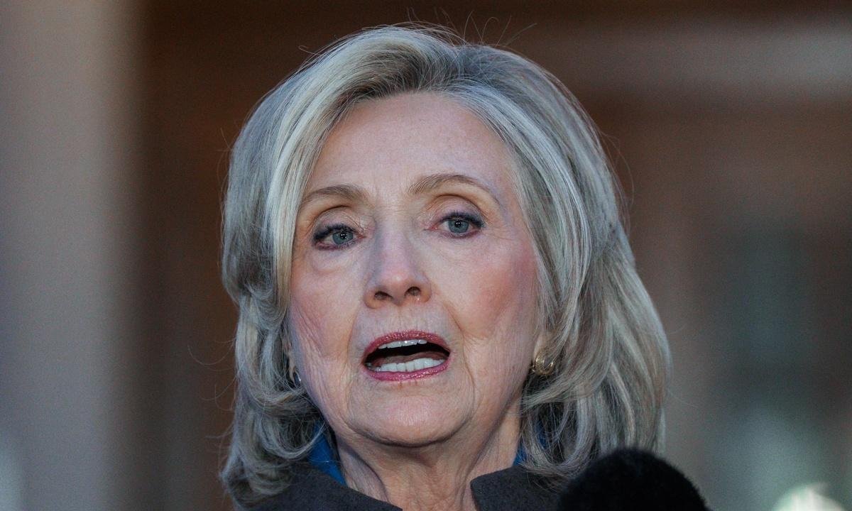 Hillary Clinton insiste en que nunca conoció a Jeffrey Epstein y critica interrogatorio: “Jamás fui a su isla…”