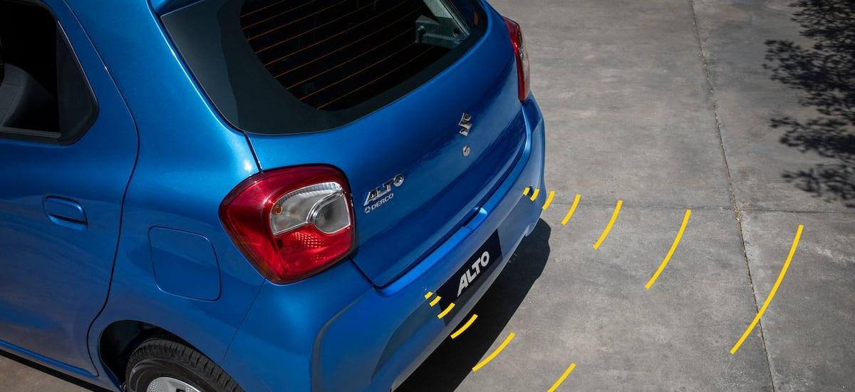 Suzuki Alto suma cámara de retroceso en todas sus versiones
