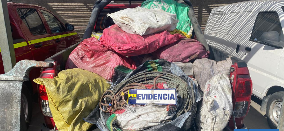 Incautan 3,5 toneladas de cobre robado oculto en tres camiones en Arica: tenían destino a Bolivia