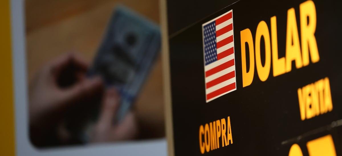 El dólar vuelve a caer y anota nuevos mínimos en más de cinco años - La Tercera