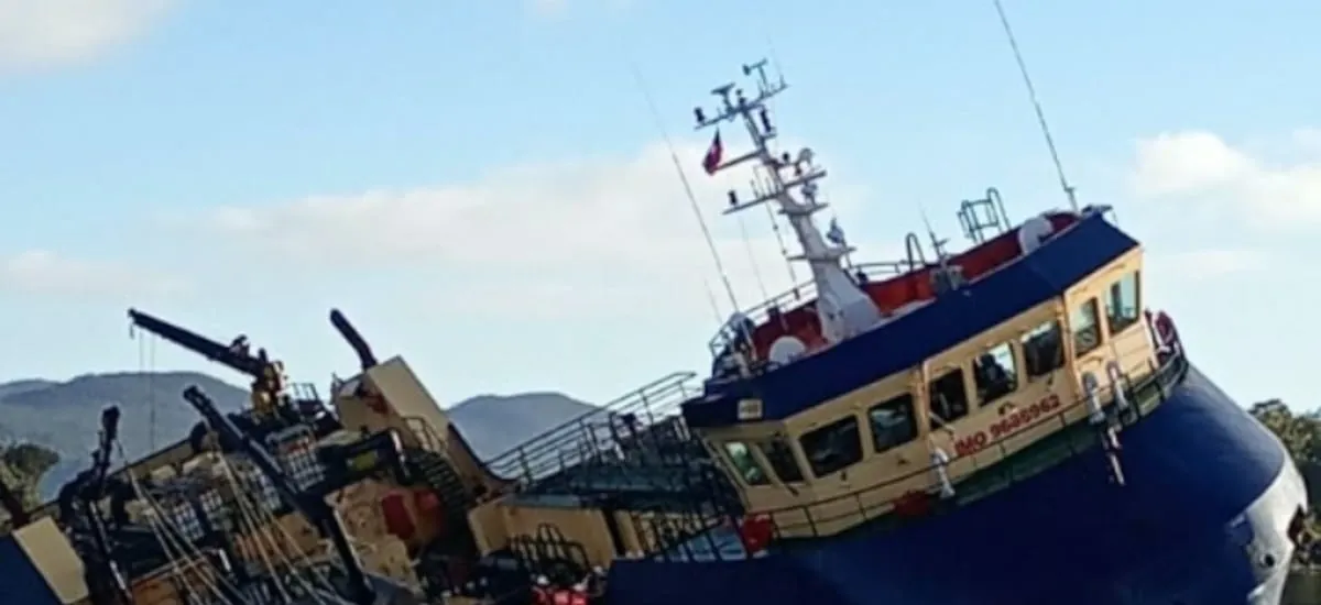 Armada reporta motonave varada cerca de Melinka: 14 tripulantes fueron rescatados
