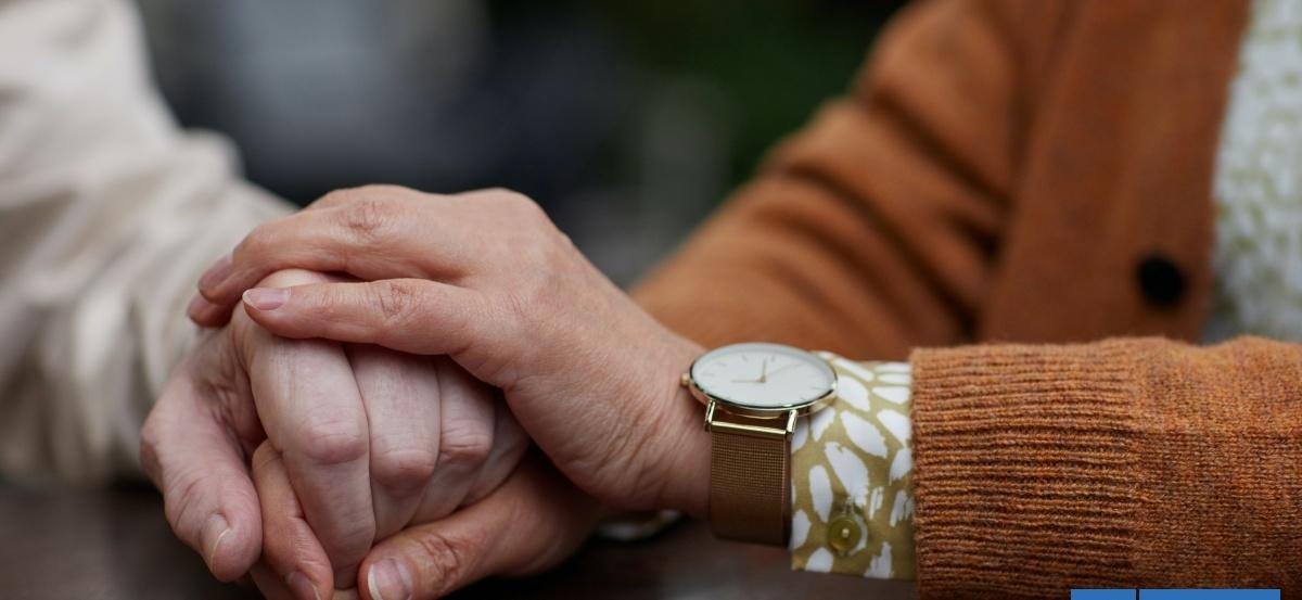 Tribunal rechaza medidas de protección para adulto mayor que habría sido estafado por abogada