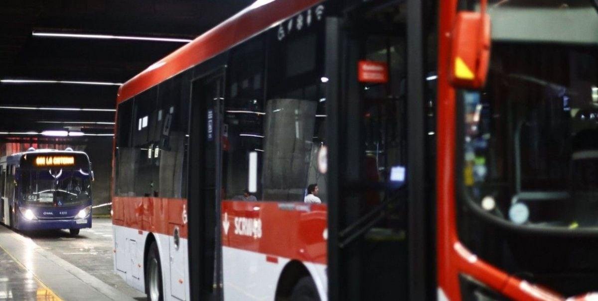 Delincuente intentó robar a pasajera en micro y testigos lo encararon: saltó del bus y murió atropellado