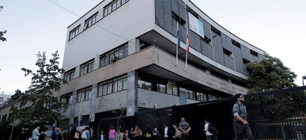 Contraloría detecta falta de fiscalización de la Superintendencia de Educación en colegios denunciados por violencia escolar