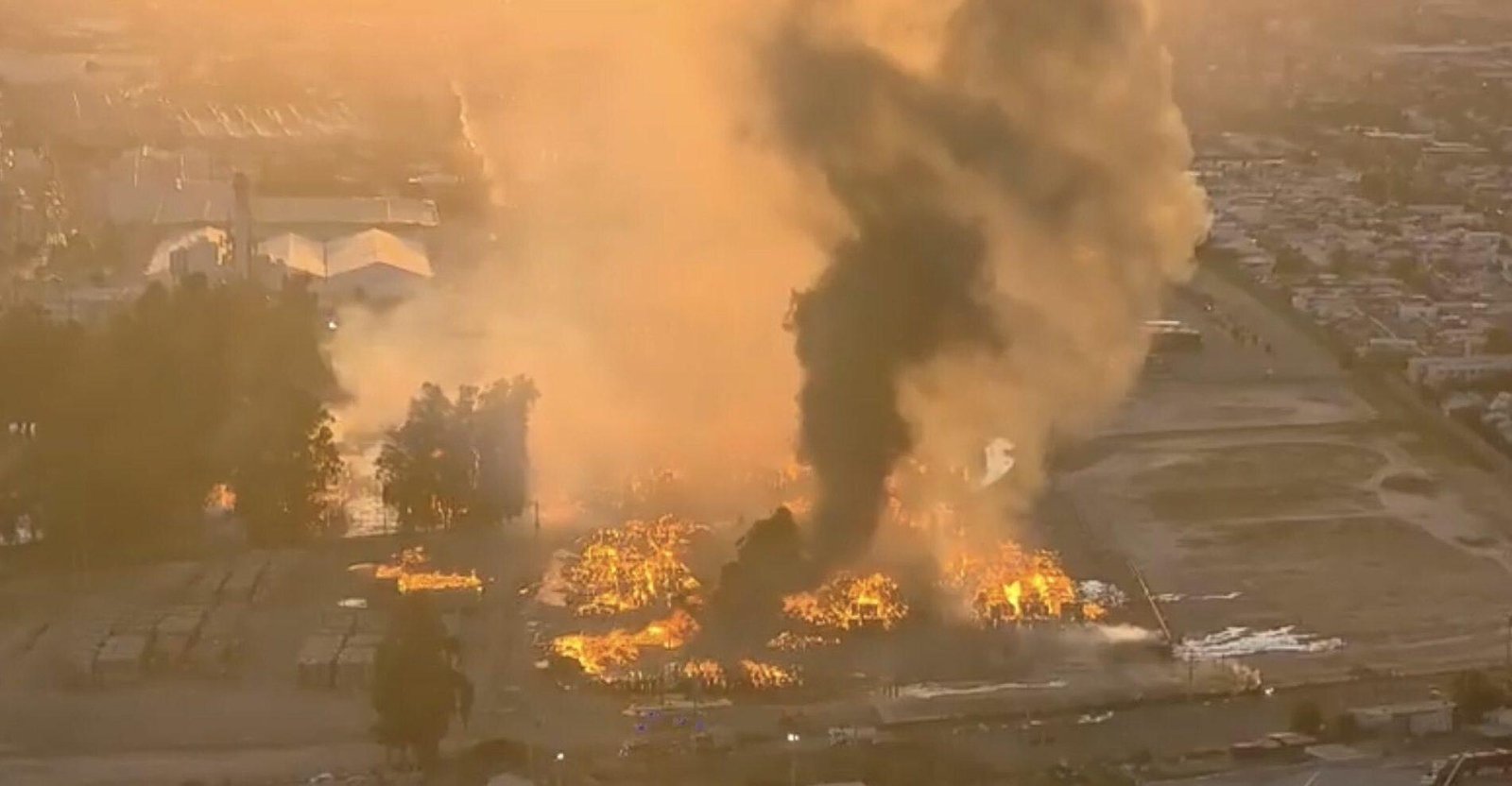 Incendio en planta industrial de CMPC en Puente Alto: Empresa dice que “no existe material químico” que pueda afectar a las personas