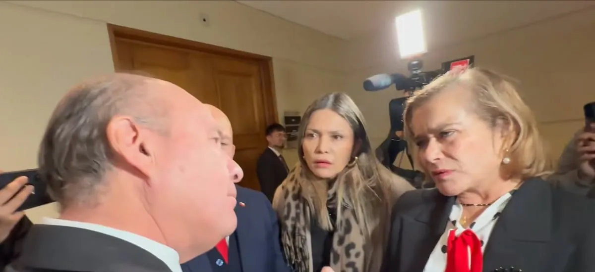 Lo atajaron y lo encararon en pasillos del Congreso: Graban tenso encontrón entre ministro Quiroz y diputados UDI