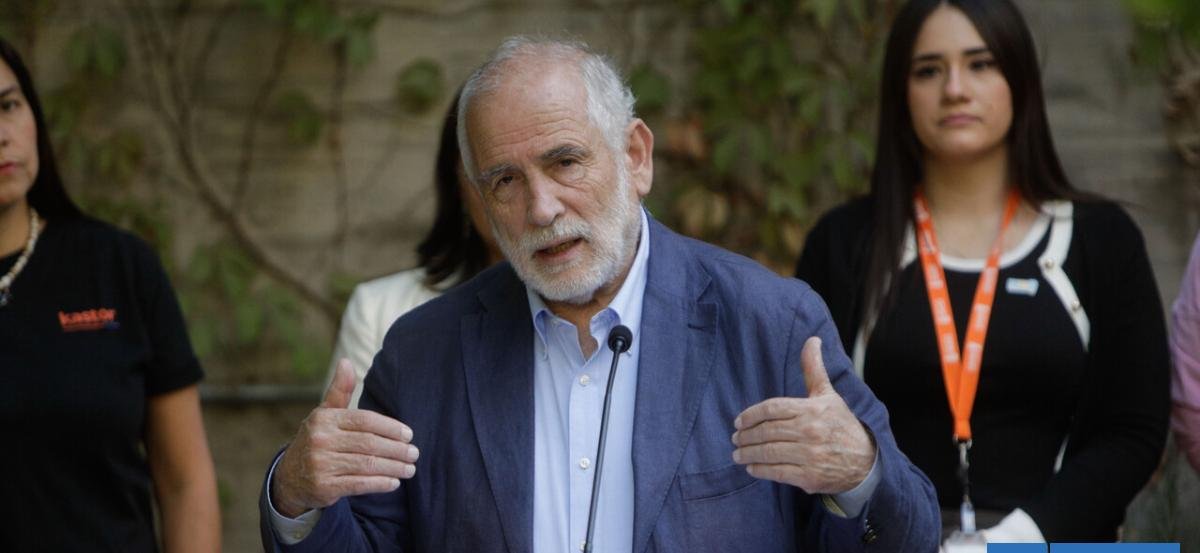 Montes reconoce que desconocía proyecto de cable Chile-China, pero pide no "sobrepolitizar" debate