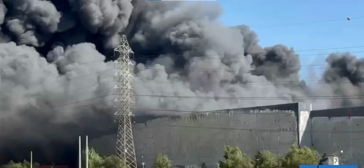 Bomberos combate gigantesco incendio en bodegas en San Bernardo: hay una densa columna de humo