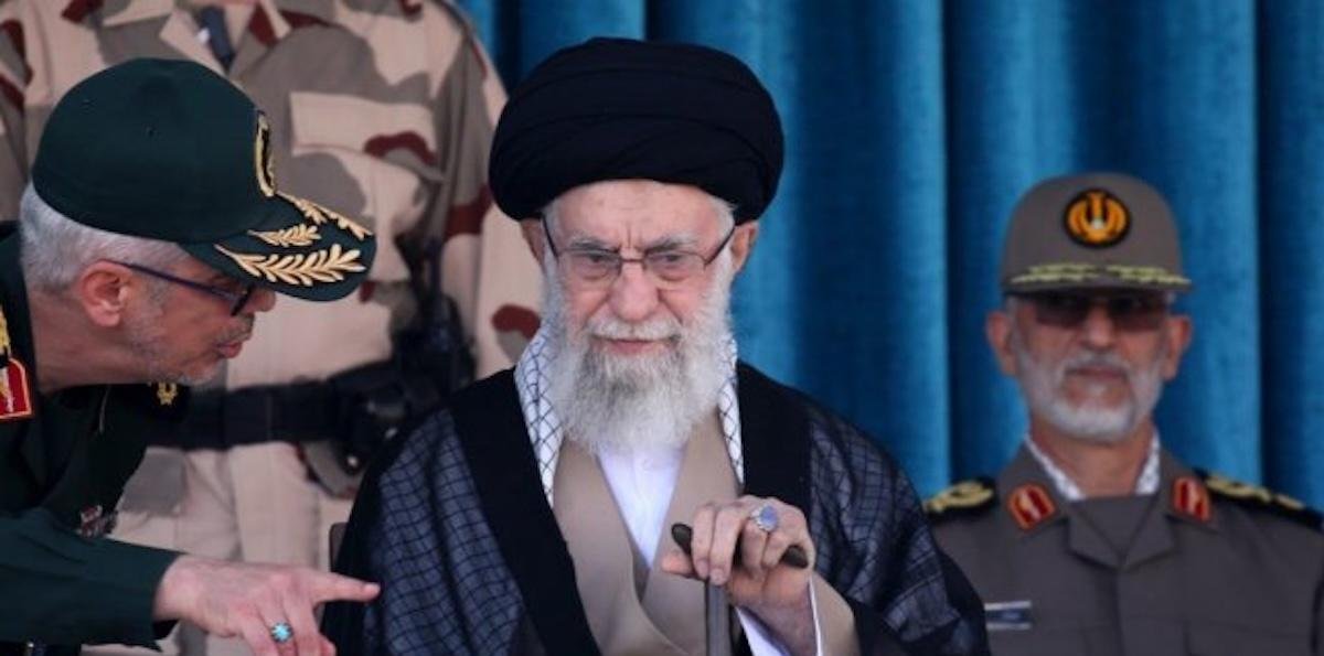 Medios iraníes afirman que Jamenei está vivo y en la sala de mando