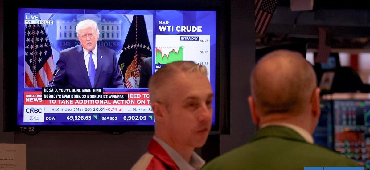 Tensión en los mercados tras la subida del arancel global de Donald Trump: IPSA y Wall Street en rojo