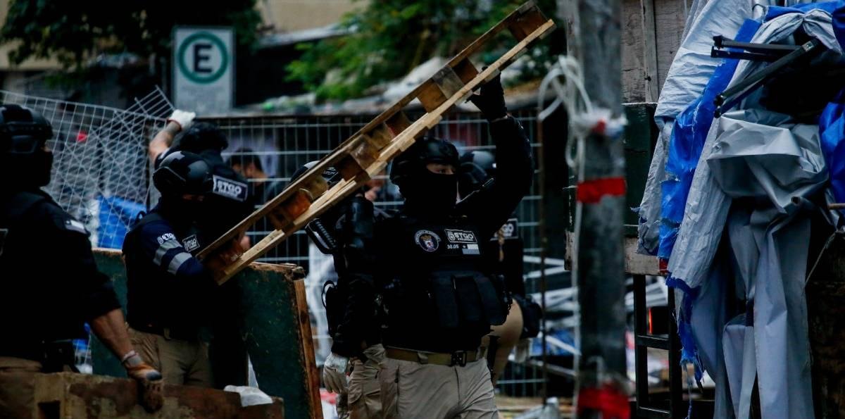 Tensión en barrio Meiggs por operativos: ambulantes intentaron reinstalar toldos durante la noche