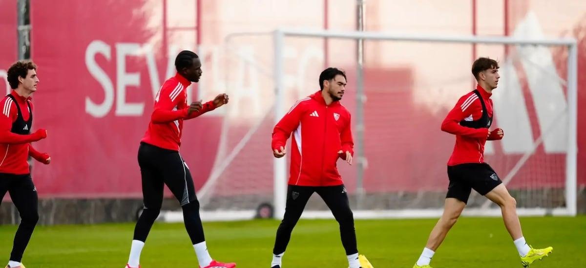 Buenas noticias para un equipo golpeado: Gabriel Suazo vuelve a los entrenamientos en el Sevilla - La Tercera