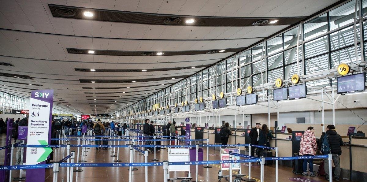 Alarma de bomba obligó a evacuar vuelo en el Aeropuerto de Santiago: Resultó ser falsa