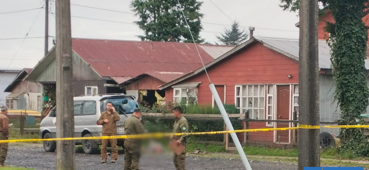 Encuentran a hombre muerto en plena vía pública en Chaitén: había un palo ensangrentado en la escena