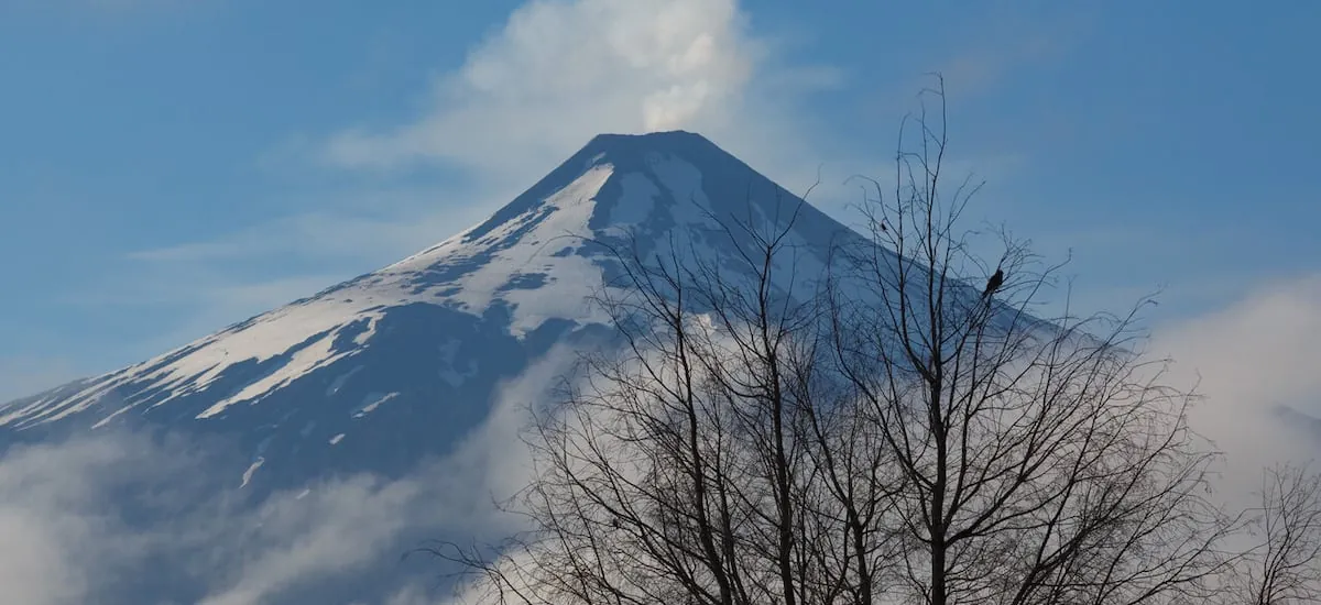 Volcán Villarrica reporta episodios de emisión de piroplásticos: Senapred mantiene alerta técnica en nivel verde