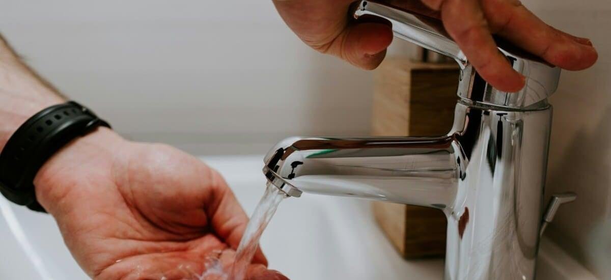 Baños públicos: ¿es más higiénico usar el secador de aire o las toallas desechables?