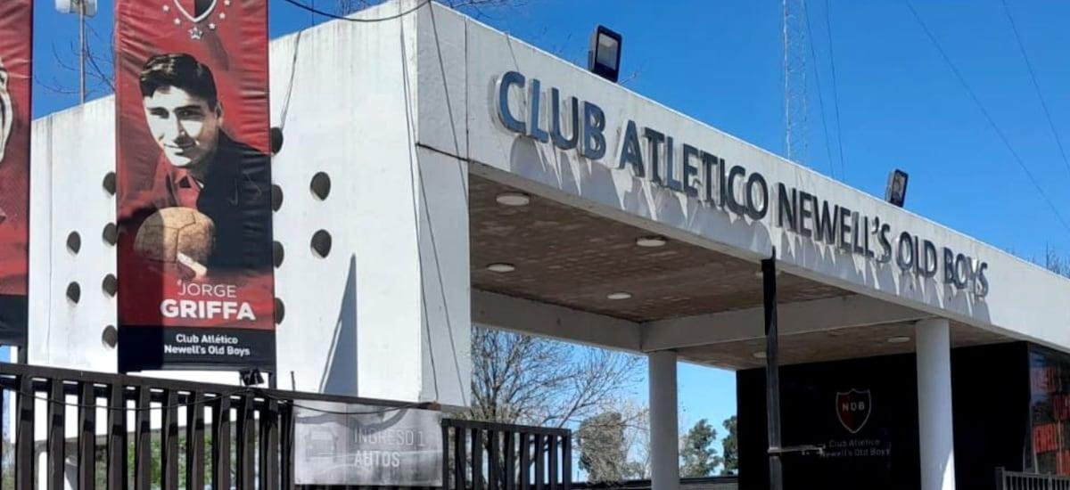 Con un lienzo que decía “Ganen o mueran”: hinchas de Newell’s realizan ataque con bomba molotov e incendian auto de jugador