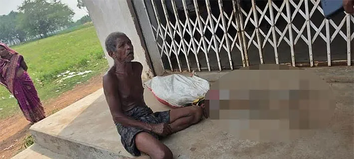 Hombre que fue con el cadáver de su hermana hasta un banco en India recibe los ahorros que reclamaba