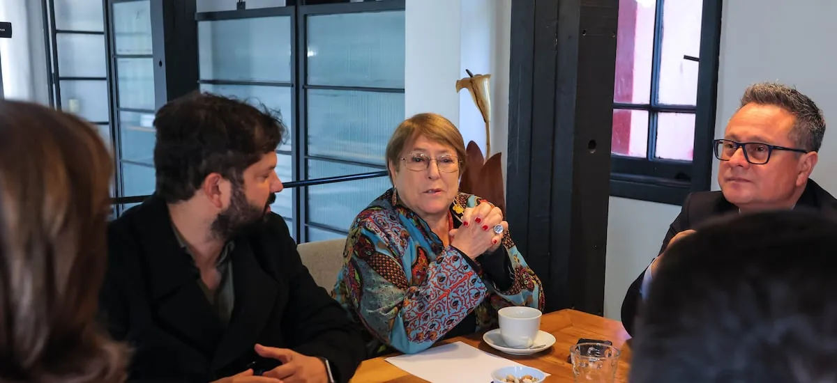 Bachelet evita nueva aproximación a eventual candidatura y desliza crítica a Kast al advertir inquietud por la economía y empleo