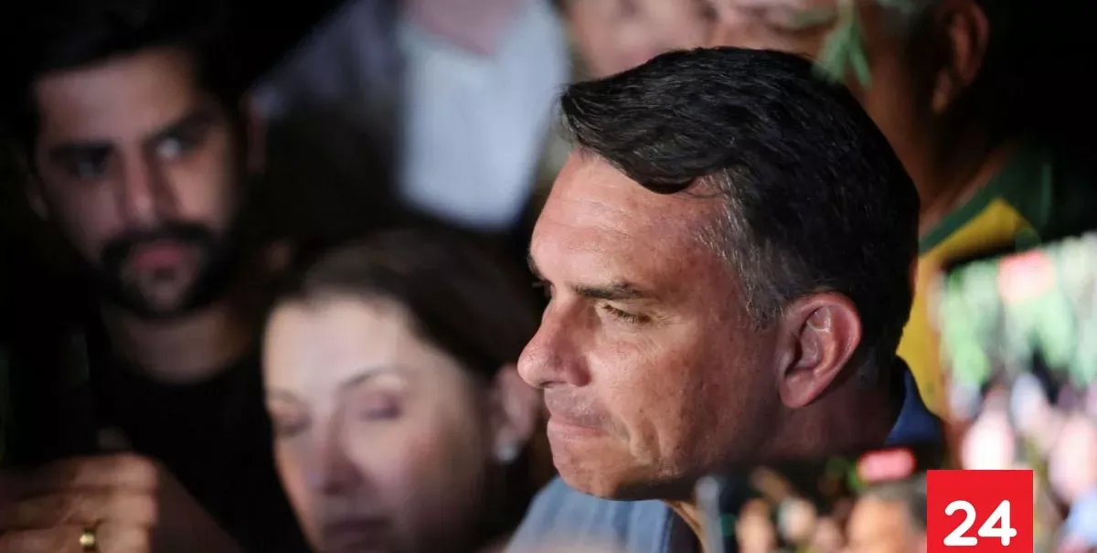 Flávio Bolsonaro gana la primera vuelta con el 47% de los votos y disputará el balotaje contra Lula