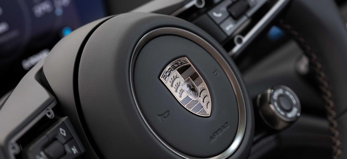 Porsche pisa el freno y analiza congelar proyectos eléctricos - La Tercera