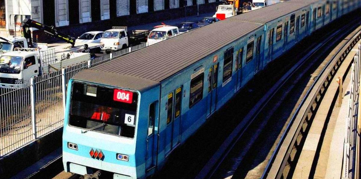 Metro de Santiago restablece el servicio tras cierre de estaciones en Línea 2