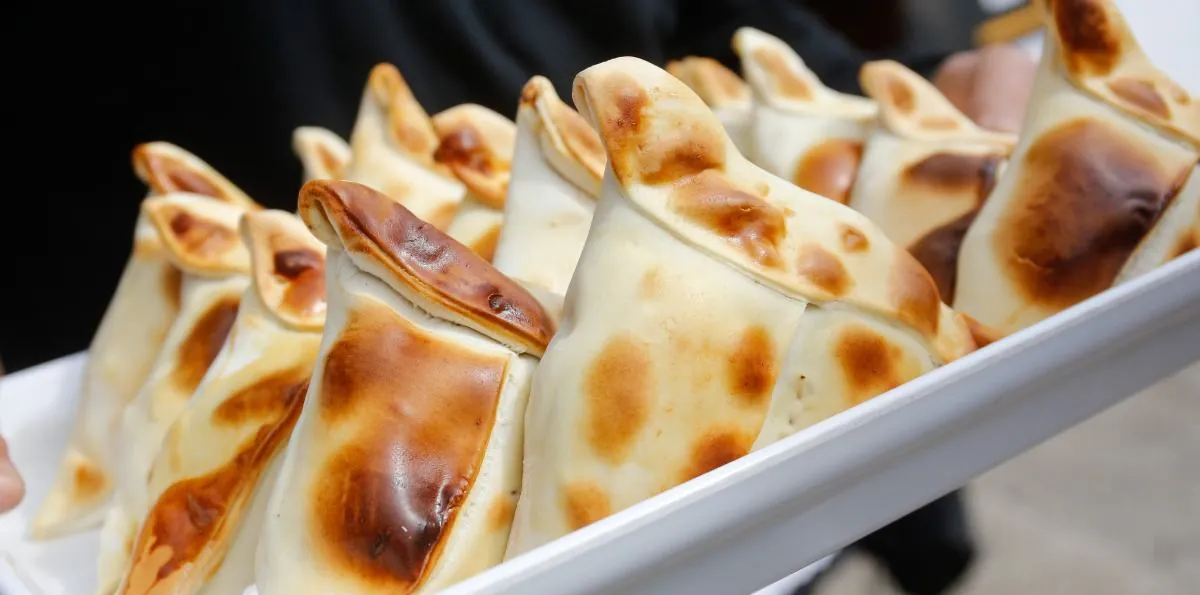 Eligen la mejor empanada de Santiago: dónde comprarla y cuánto cuesta