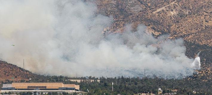 Incendio forestal en Las Condes: UC informa que el fuego no afectó infraestructura del club
