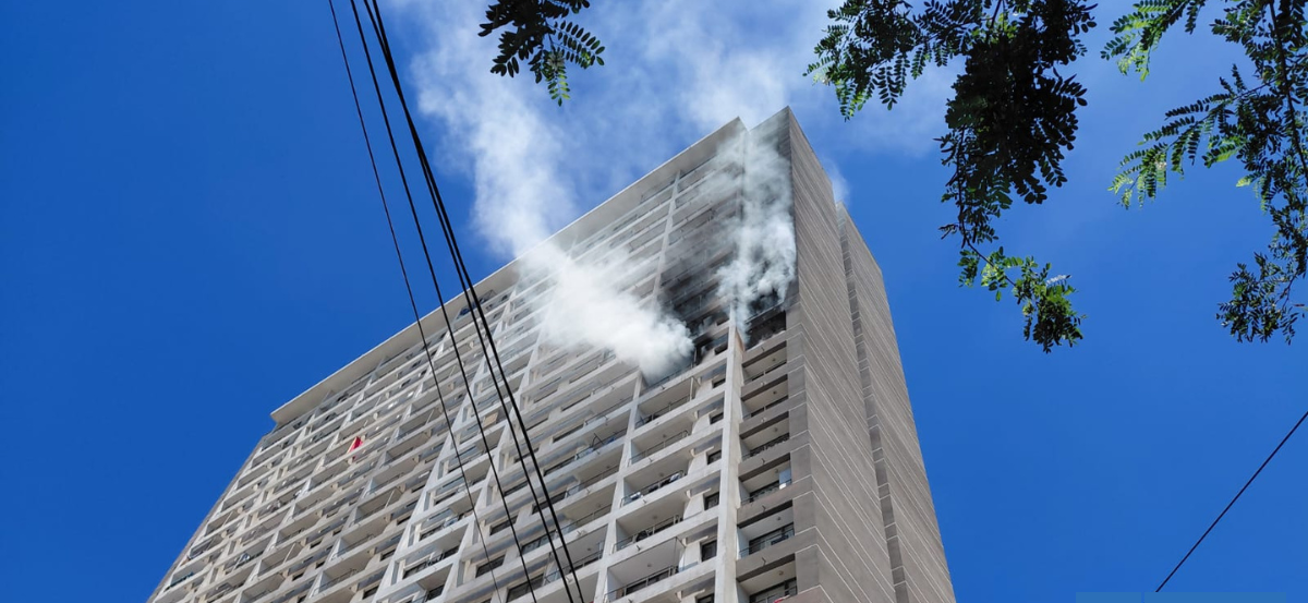 Incendio en edificio residencial de Estación Central afectó a dos departamentos
