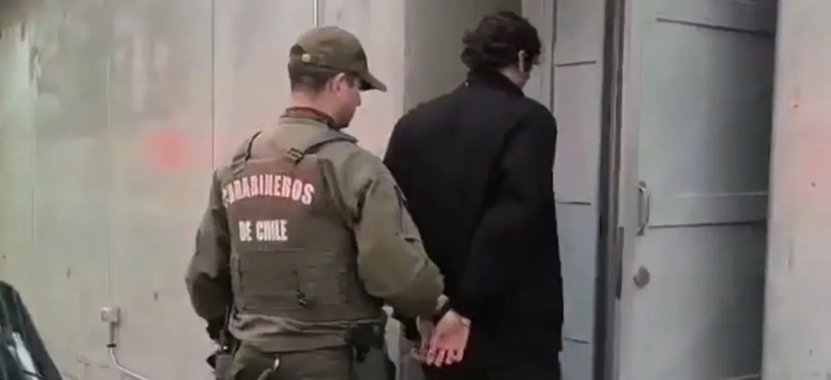 Intentó sobornar a funcionarios para evitar infracción: detienen a un ciudadano uruguayo en el aeropuerto tras ofrecer $60 mil a Carabineros