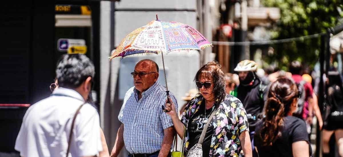 Ola de calor en Santiago y la zona central: las temperaturas máximas que se alcanzarán este fin de semana - La Tercera