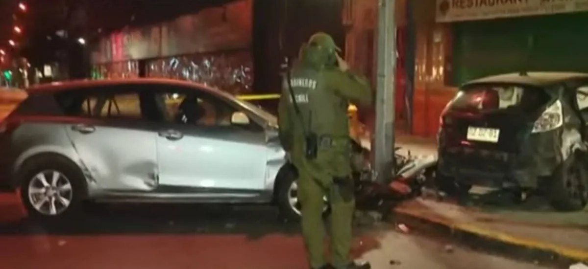 Pasajera queda en riesgo vital tras choque en Santiago: fugitivos serían carabineros que no respetaron la luz roja