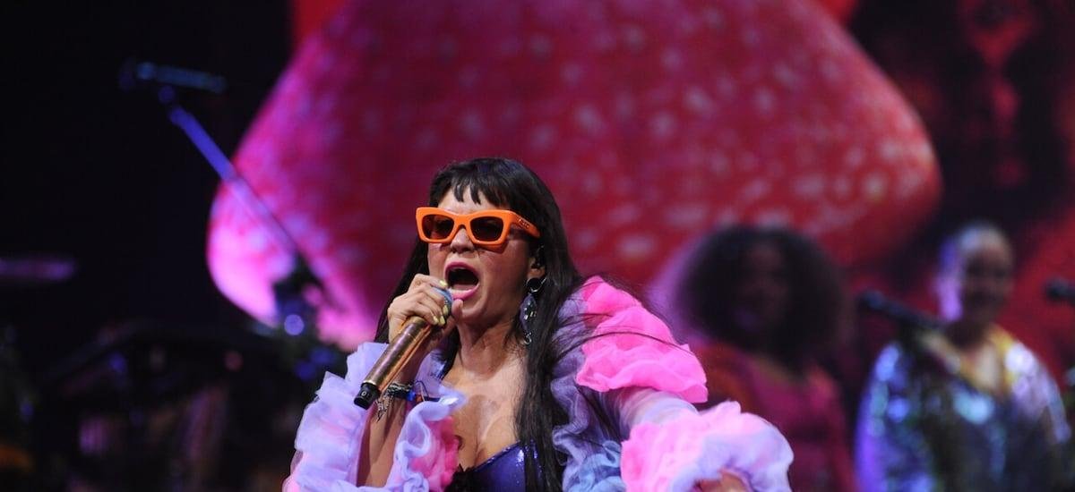 Bomba Estéreo cierra la segunda noche de Viña con un llamativo escenario con hongos, Flor de Rap y su hit con Bad Bunny - La Tercera