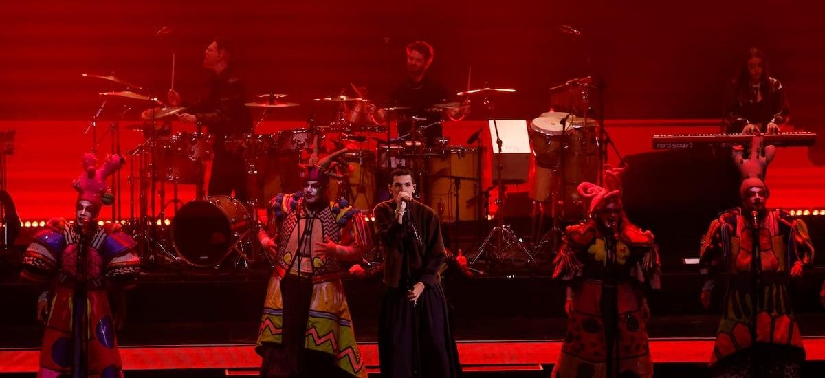 El universo de poesía y música latinoamericana de Milo J merecía un mejor horario y cierra Viña 2026 de madrugada - La Tercera