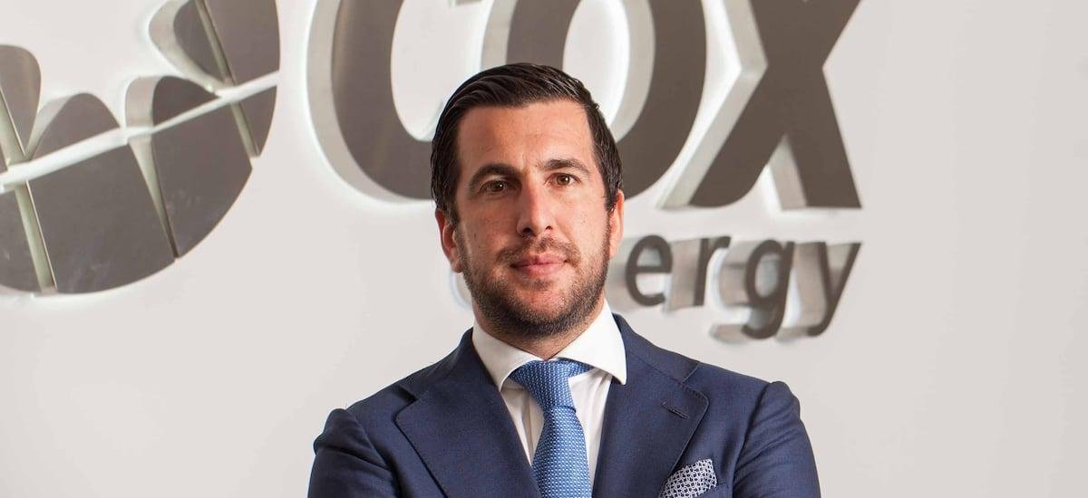 Quién es el poderoso empresario español que detuvo su salida del país tras el triunfo de Kast