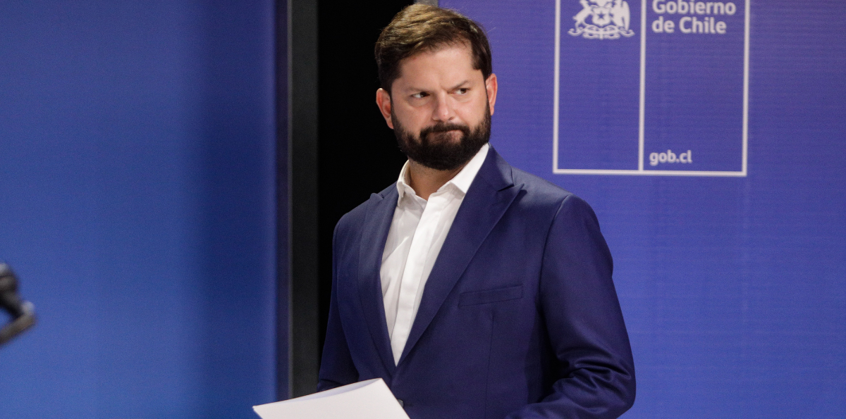 “Vergonzoso” y “que lo devuelva”: las duras críticas contra Boric por aumento de sueldo tras recibir millonario bono