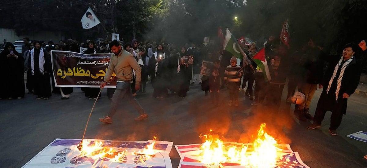 Al menos nueve muertos en protestas frente al consulado de EE.UU. en Pakistán tras la muerte de Jamenei