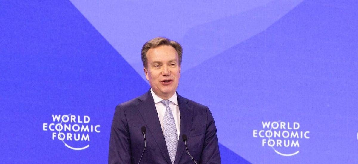 Foro Económico Mundial inicia investigación contra su director ejecutivo por sus vínculos con Epstein