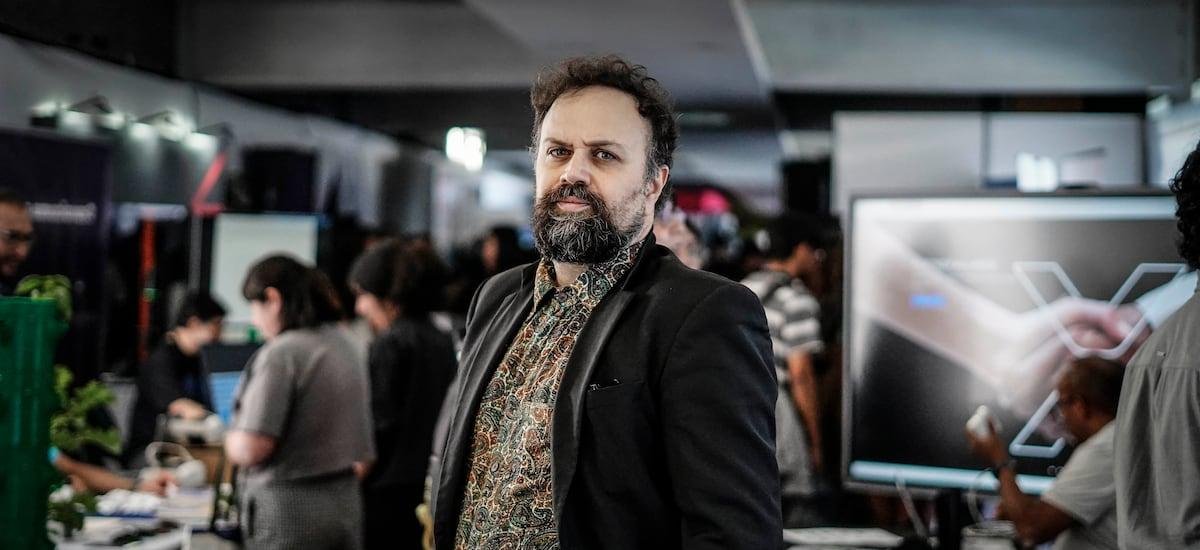 Andrea Colamedici, filósofo italiano: “La inteligencia artificial es medicina y veneno a la vez: una tecnología capaz de amplificar el pensamiento como de narcotizarlo” - La Tercera