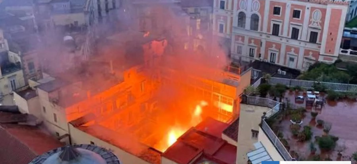 VIDEOS | Incendio arrasa con el histórico Teatro Sannazaro en el centro de Nápoles