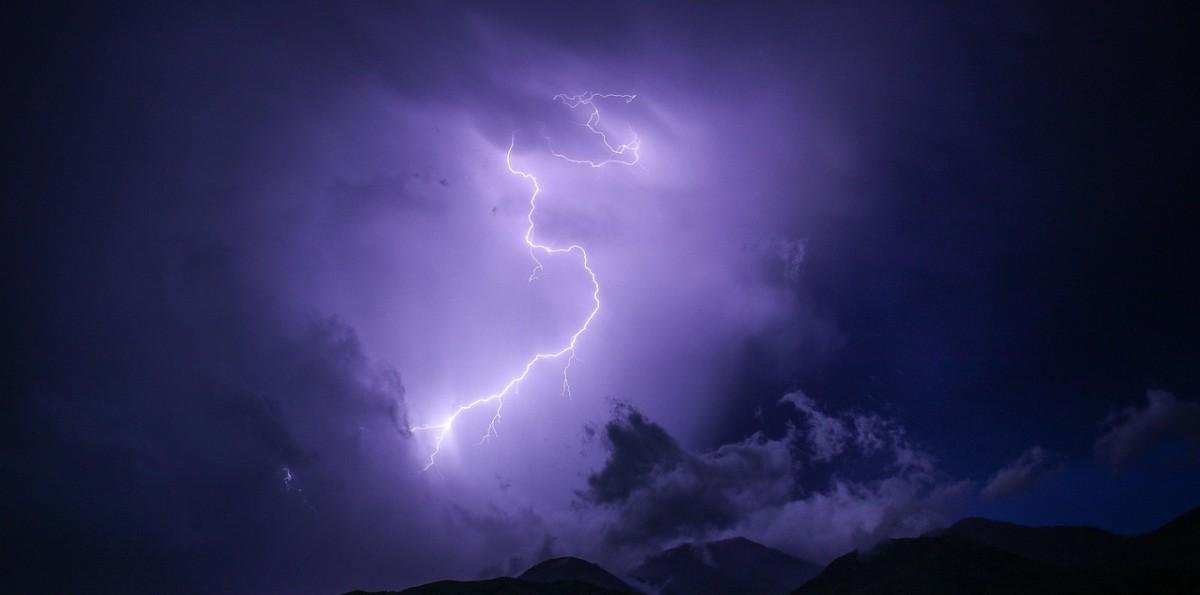 "Inestabilidad atmosférica": Meteorología emite alerta de tormentas eléctricas para zonas de tres regiones del país