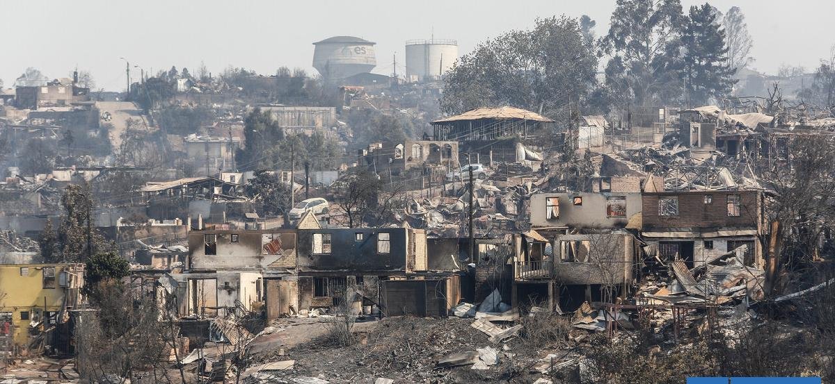 Sobreprecios de hasta 378%: las irregularidades que golpean a autoridades de Valparaíso tras incendios