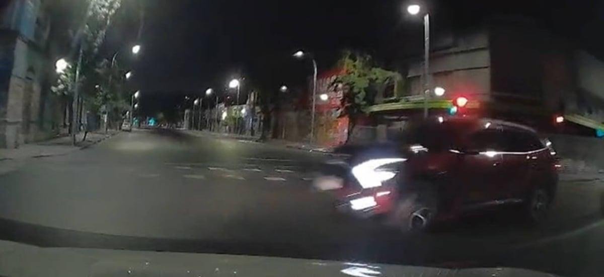 Fuertes imágenes evidencian grosera infracción de conductor: surge video tras impactante choque en el centro de Santiago