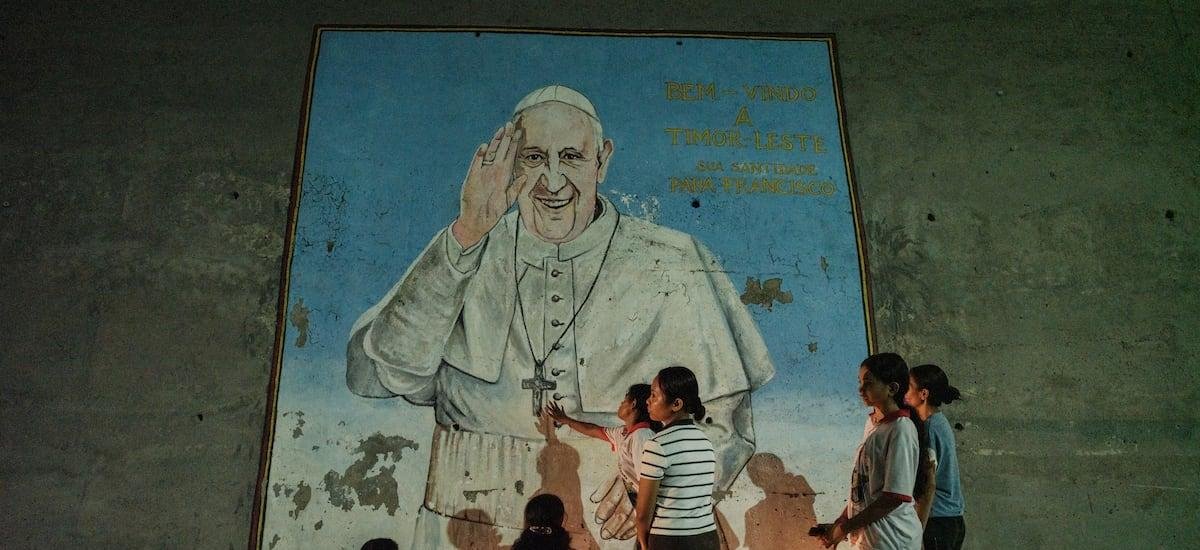 Archivos revelan una conspiración vaticana de Epstein y Steve Bannon: “Derribaremos a Francisco”