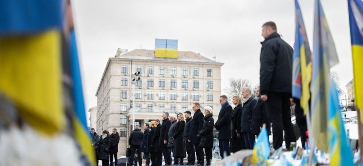 Ucrania marca el cuarto año de la invasión rusa a gran escala con homenajes a los fallecidos y actos conmemorativos