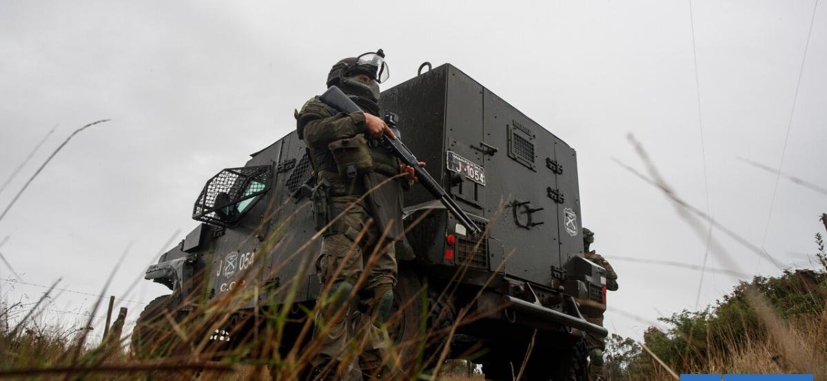 Cuadrilla de empresa eléctrica fue emboscada en Quillón: cortaron árbol y dispararon contra camioneta