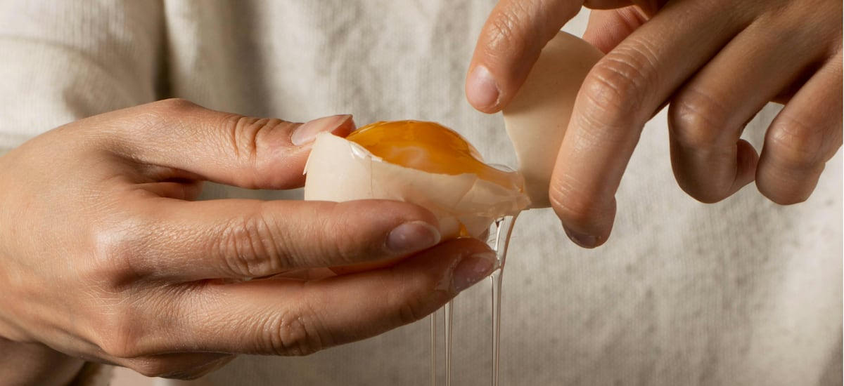 ¿Cómo hacer el truco viral para separar la yema del huevo?