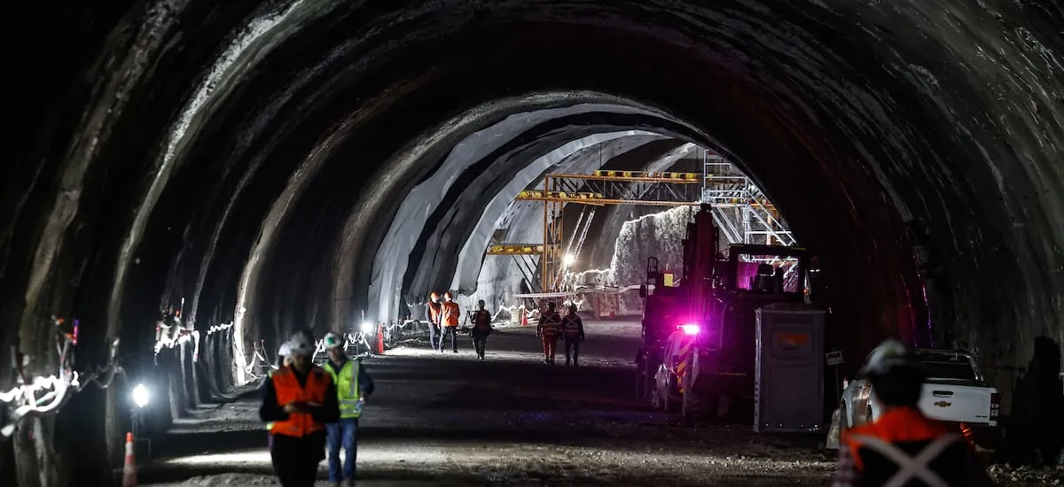 Se concreta conexión de los túneles AVO I y AVO II: obra vial beneficiará a cerca de 660 mil personas cuando esté terminada